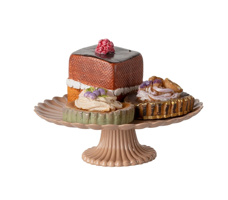 Mini Maileg cakes on a decorative cakestand, perfect for tea parties and dollhouse play, from the Cakes and Cakestand collection.