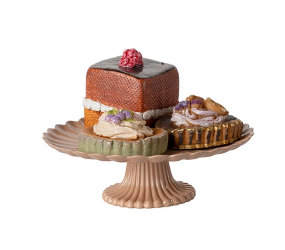Mini Maileg cakes on a decorative cakestand, perfect for tea parties and dollhouse play, from the Cakes and Cakestand collection.